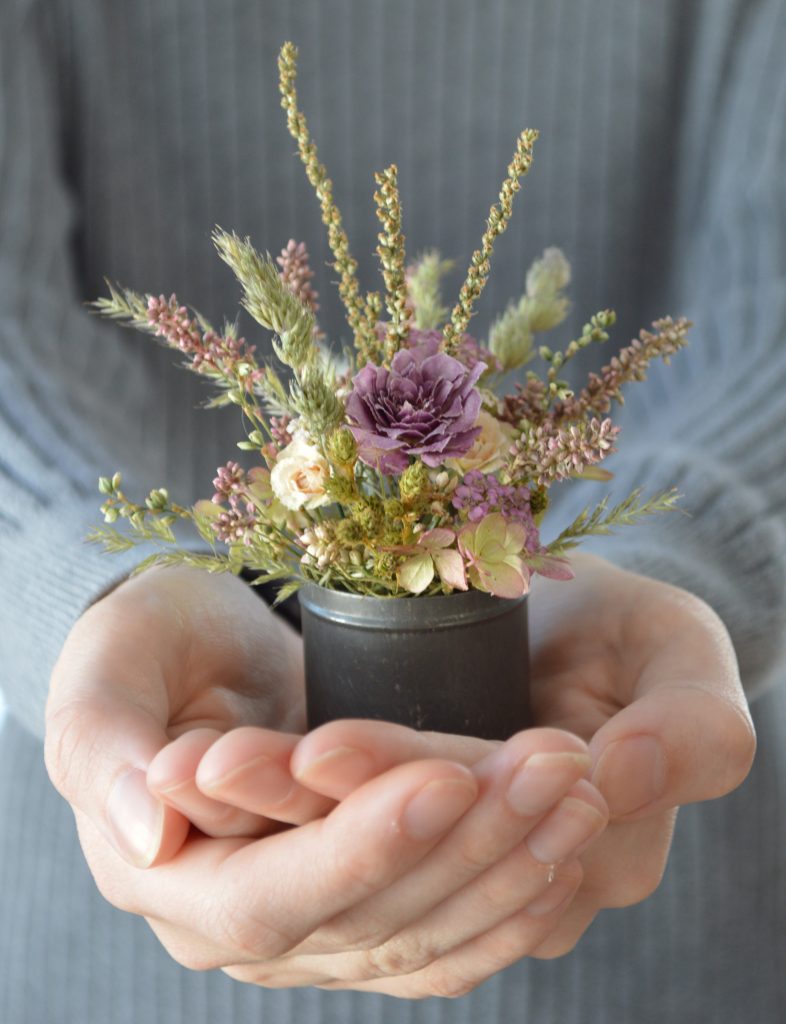 tiny-flower-arrangement-dried-flowers
